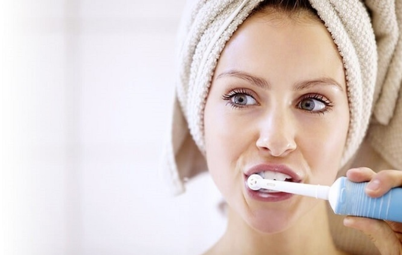 关于刷牙这件小事儿，你必须先知道怎么挑一把对的电动牙刷