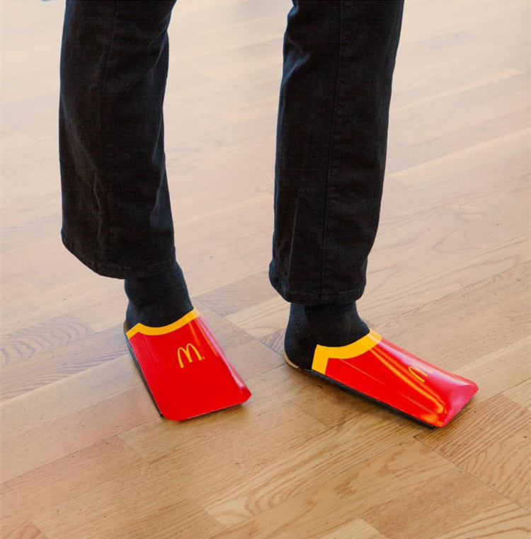 巴黎世家拖鞋遭麦当劳官方吐槽：这不是我们家的薯条袋吗？！