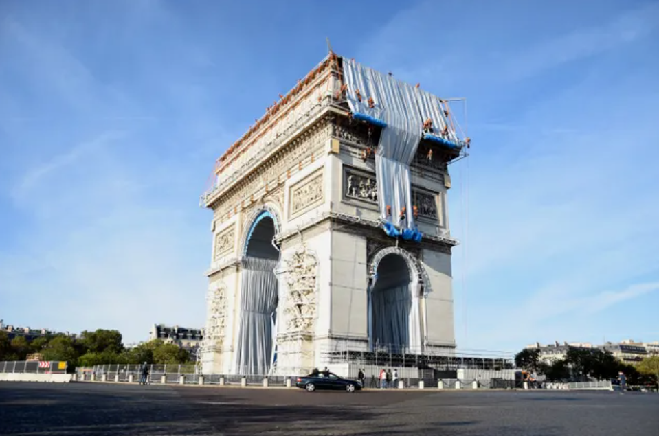 凯旋门原地“打包”是要被带走？巴黎地标现奇观，这么大工程都是为了一个人？