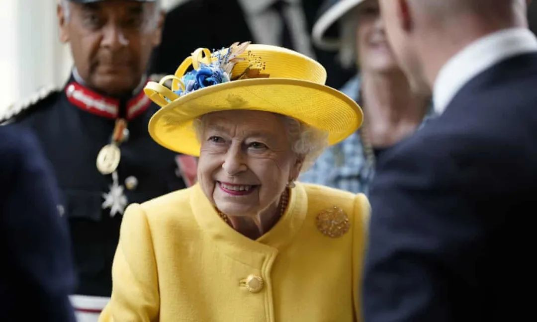 在伦敦地铁偶遇女王! 伊丽莎白线将通车, BBC: 女王很好很健康, 大家放心!