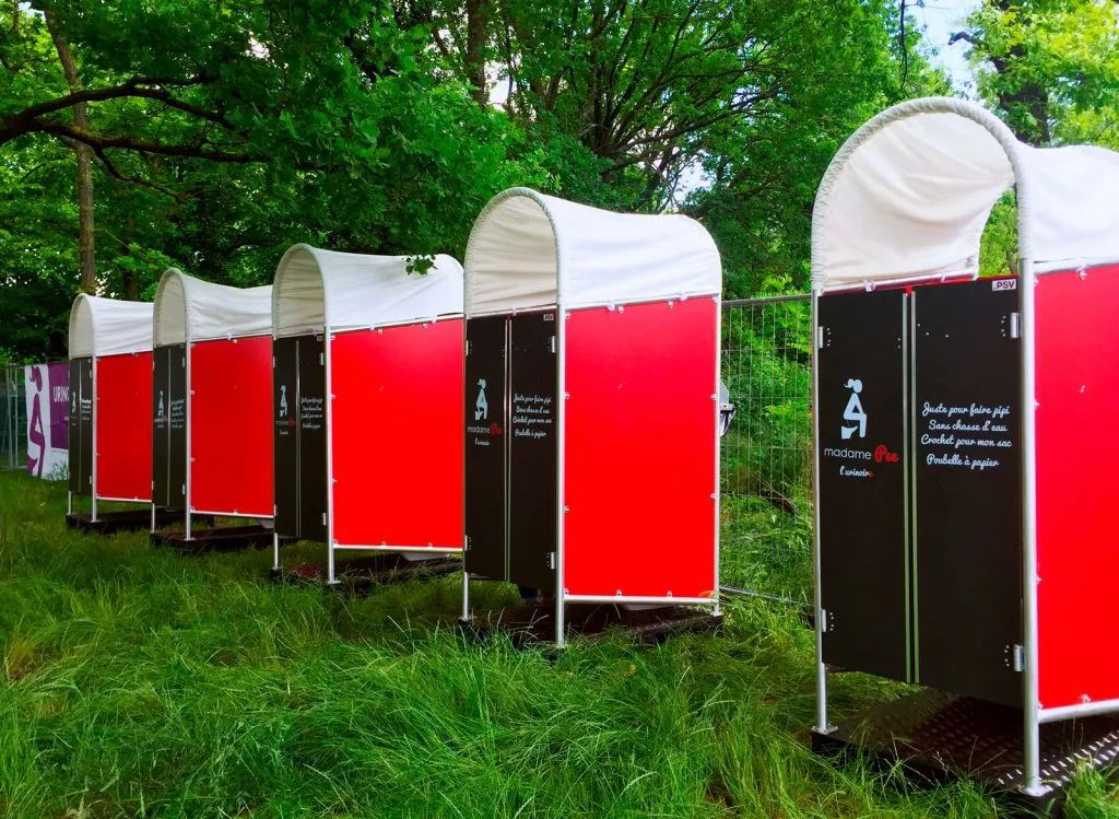 巴黎新添“红色小屋”女性小便池！法国人：一个随处漏尿的“废物设施”