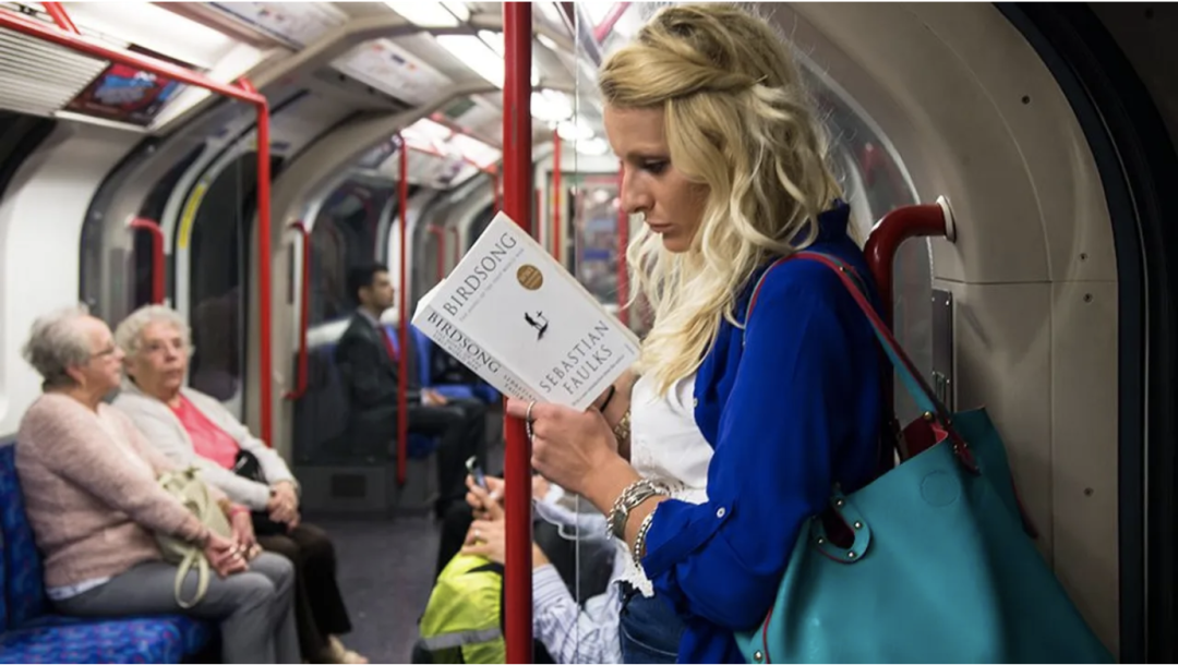 伦敦地铁太无聊? BBC: 给你推荐英国2022年最棒的书!